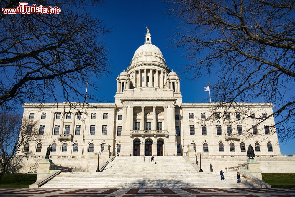 Immagine Rhode Island State House a Providence, Stati Uniti d'America. Il Campidoglio di Providence venne costruito fra il 1895 e il 1904 ma negli anni '90 del Novecento ha subito notevoli modifiche. La sua cupola è la quarta al mondo per grandezza.