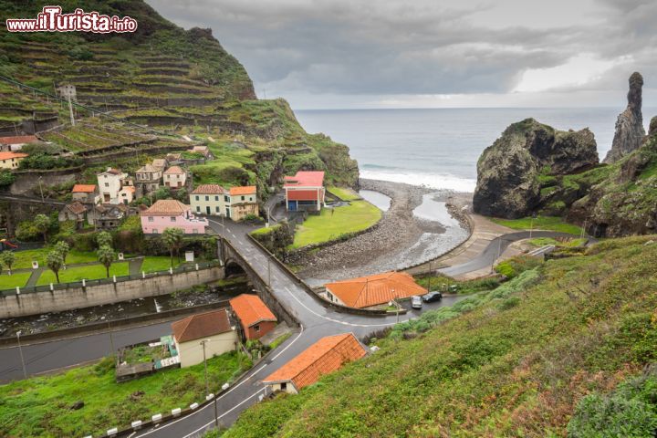 Immagine Ampia prospettiva di Ribeira da Janela a Madeira (Portogallo) - Situato nella parte settentrionale, questo villaggio presenta le valli più lunghe dell'isola. Soprattutto nelle giornate autunnali come si può vedere dall'immagine, si può notare la sua particolare struttura urbana. In particolare Ribeira da Janela vive di agricoltura, rinomate in modo particolare le patate dolci ed esemplari i suoi vigneti. Ecco perché la centrale idroelettrica si estende con 16 km di canali di irrigazione e dall'alto sembra un groviglio ordinato di ramificazioni d'acqua che nell'insieme, danno una lezione di energia elettrica che funziona. L'impianto, è stato costruito nel 1965 - © Alberto Loyo / Shutterstock.com