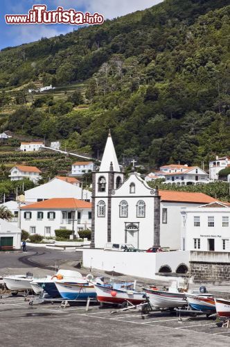 Immagine Panorama sul villaggio di pescatori di Ribeiras, uno dei più suggestivi dell'isola di Pico - © mrfotos / Shutterstock.com