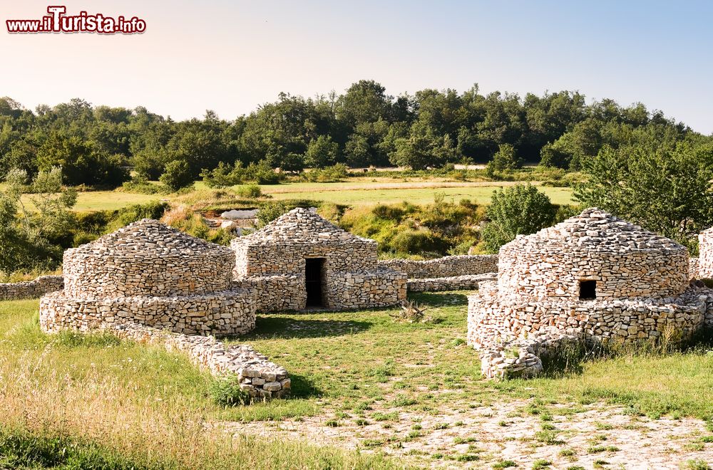 Immagine La ricostruzione di un villaggio paleolitico nei pressi di Roccamorice, Abruzzo. Queste capanne a tholos si trovano presso Colle Civita: sono composte da pietre incastrate fra loro alla maniera dei trulli.