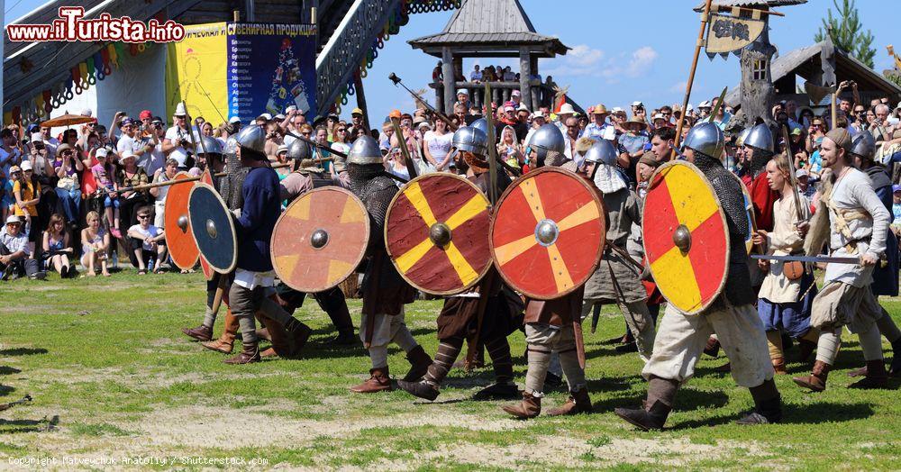 Immagine Rievocazione della guerra medievale a Tobolsk, Russia. Un momento del 3° festival "Abalakskoe pole" con guerrieri armati di scudo e spade che combattono - © Matveychuk Anatoliy / Shutterstock.com