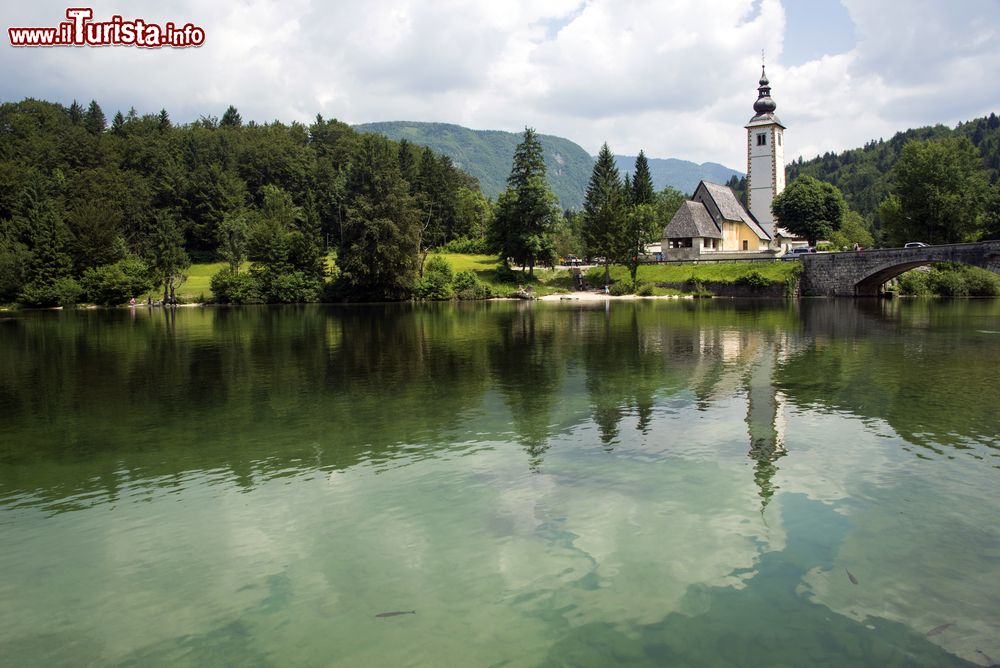 Immagine Riflessi della chiesa del Santo Spirito sul lago di Bohinj, Slovenia.