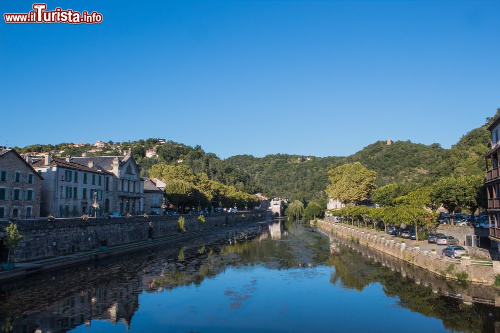 Immagine I riflessi delle case di Villefranche-de-Rouergue nelle acque azzurre dell'Aveyron, Francia.