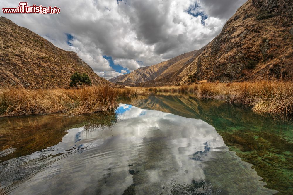 Immagine Riflessi delle nuvole in un fiume vicino a Junin, Perù. La maggior parte delle attrattive di questa zona sono di carattere naturale e paesaggistico.