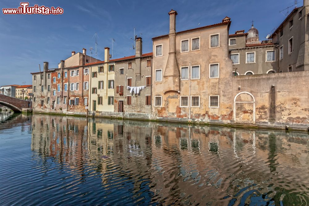 Immagine Riflessi di antiche case sul canale a Chioggia, Veneto, Italia.