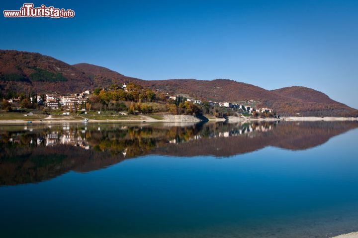 Immagine Riflessi sul lago Turano fotografati in inverno: siamo nei dintorni di Colle di Tora, nel Lazio