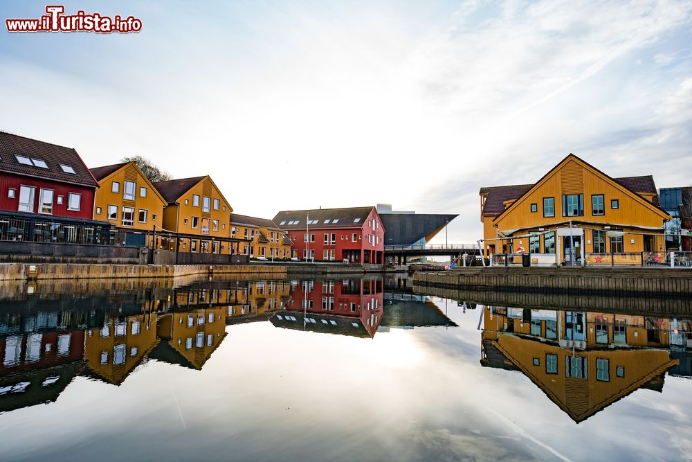 Immagine Riflessi sull'acqua delle tipiche case norvegesi di Kristiansand: sono fatte in legno, il log, lunghi tronchi di pini, abeti e betulle che ricoprono le montagne del paese.