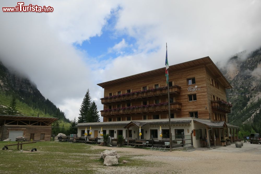 Immagine Rifugio Pederu a San Vigilio di Marebbe, Trentino Alto Adige. Per chi desidera assaporare piatti altoatesini in mezzo alle montagne con la suggestiva atmosfera data da arredi di legno e tavoli all'aperto questo è il posto giusto.