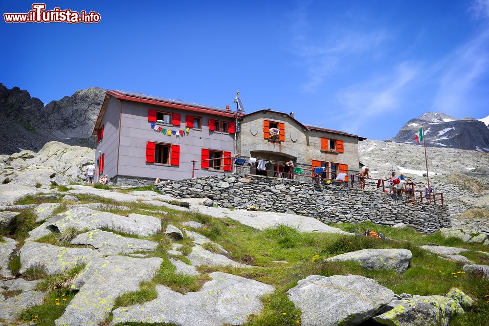 Immagine Rifugio Ponti in Val Masino, Valtellina, Lombardia. Situato a Predarossa, è il punto di partenza per molte escursioni fra cui quella al Monte Disgrazia.