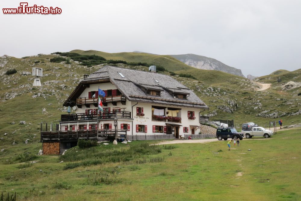 Immagine Rifugio Sennes a San Vigilio di Marebbe, Trentino Alto Adige. Uno splendido luogo in cui sostare prima di partire alla scoperta del territorio del Parco Nazionale costituito nel 1980.