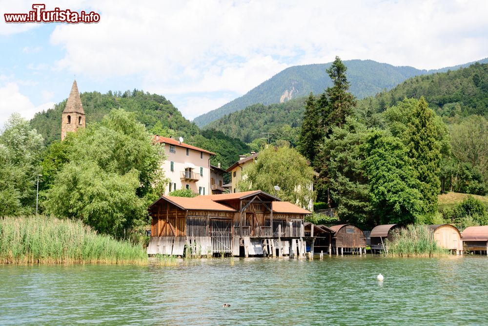 Immagine Rimesse per le barche al lago di Caldonazzo, provincia di Trento. Si trova nella comunità di valle Alta Valsugana e Bersntol e nelle sue acque si possono praticare numerosi sport acquatici fra cui canoa, vela e sci nautico.