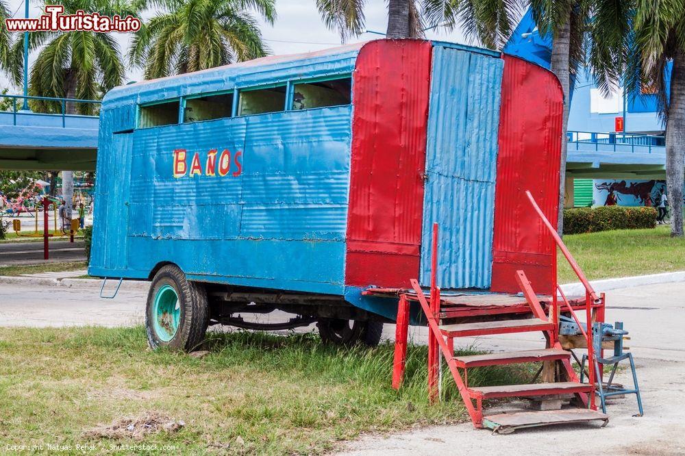 Immagine Rimorchio convertito in bagno a Holguin, Cuba. Una simpatica e originale toilette pubblica allestita nel centro cittadino - © Matyas Rehak / Shutterstock.com