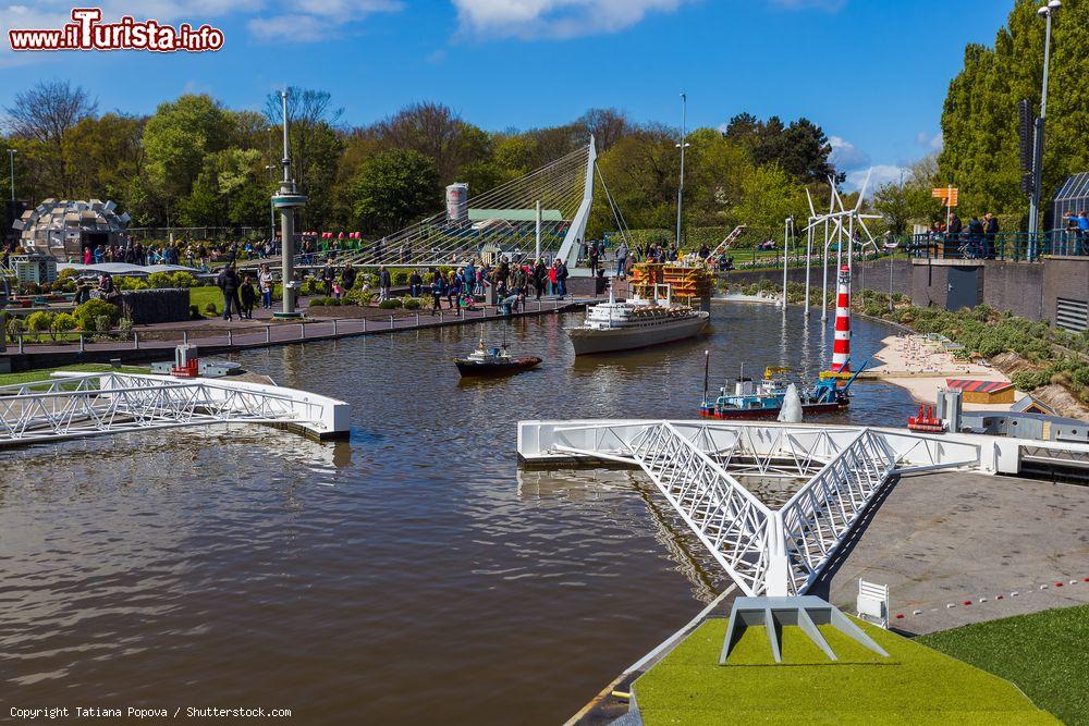 Immagine Riproduzione della barriera anti-tempesta Maeslantkering nel parco Madurodam, L'Aia (Olanda). Si chiude automaticamente quando Rotterdam è minacciata dalle inondazioni - © Tatiana Popova / Shutterstock.com