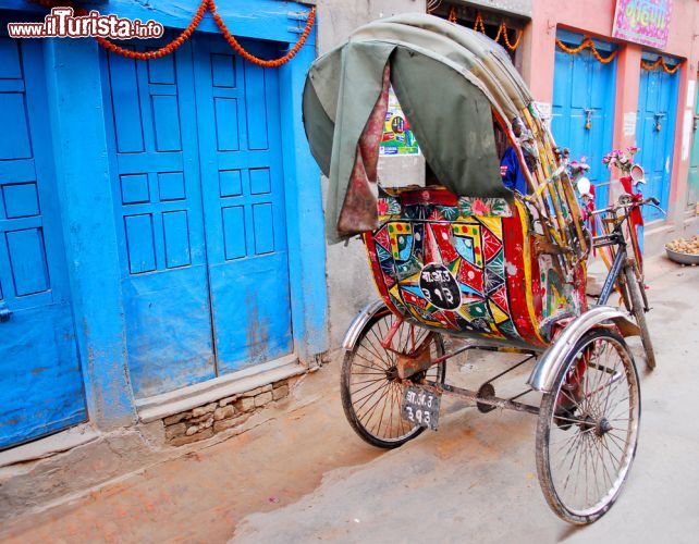 Immagine Risciò a Kathmandu, Nepal. Uno dei simpatici e colorati mezzi di trasporto utilizzati per spostarsi nella capitale nepalese - © Regien Paassen / Shutterstock.com