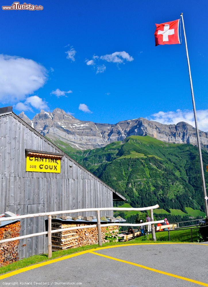 Immagine Il ristorante Cantine sur Coux a Champery, Svizzera. E' ospitato in uno degli chalet in legno più antichi della regione, costruito attorno al 1928 - © Richard Cavalleri / Shutterstock.com