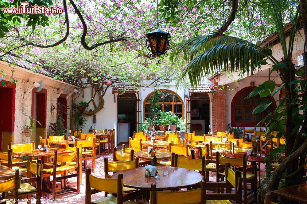 Immagine Uno splendido patio interno ospita i tavoli di un ristorante sull'isola di Cozumel, in Messico - foto © Yevgen Belich / Shutterstock.com