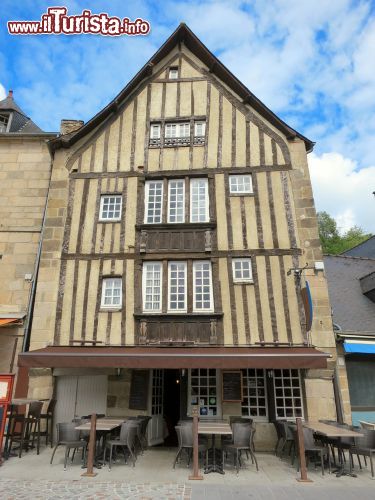 Immagine Un ristorante ricavato all'interno di una casa antica con la tipica struttura a graticcio. Siamo a Dinan, Bretagna, in uno dei più bei borghi di tutta la Francia - foto © art_of_sun / Shutterstock.com