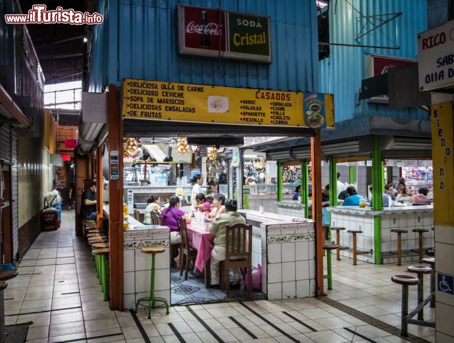 Immagine Ristorante al Mercato Centrale di San José, Costa Rica. Carne, insalata e piatti della cucina tradizionale in questo tipico ristorantino all'interno del Central Market della capitale. Per pranzare in questi locali si spende poco e si assaporano le migliori specialità della gastronomia - © Daniel Korzeniewski / Shutterstock.com