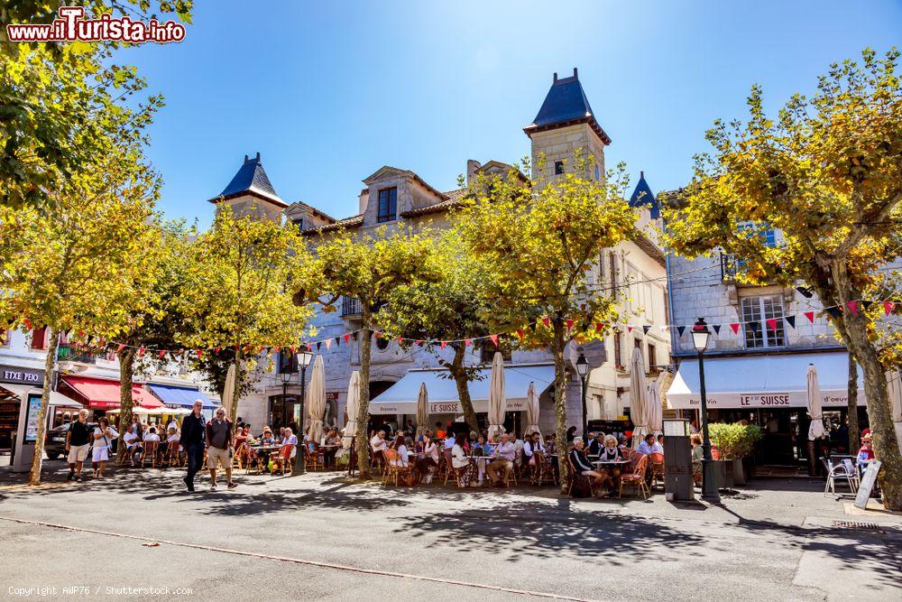 Immagine Ristoranti all'aperto nel centro storico di Saint-Jean-de-Luz, Francia - © AWP76 / Shutterstock.com