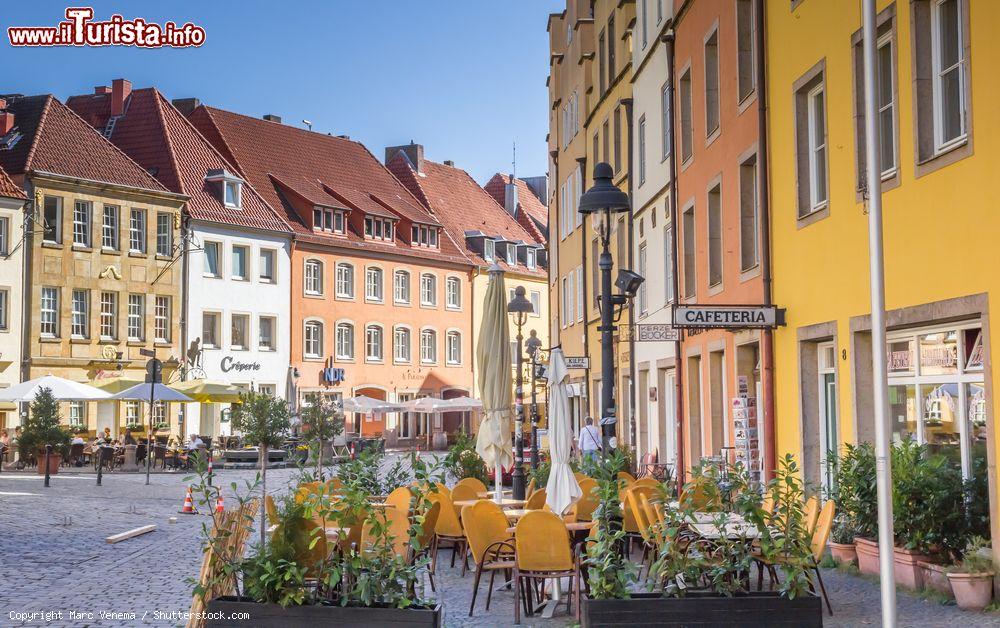 Immagine Ristoranti dalle facciate colorate nel centro storico di Osnabruck, Germania - © Marc Venema / Shutterstock.com
