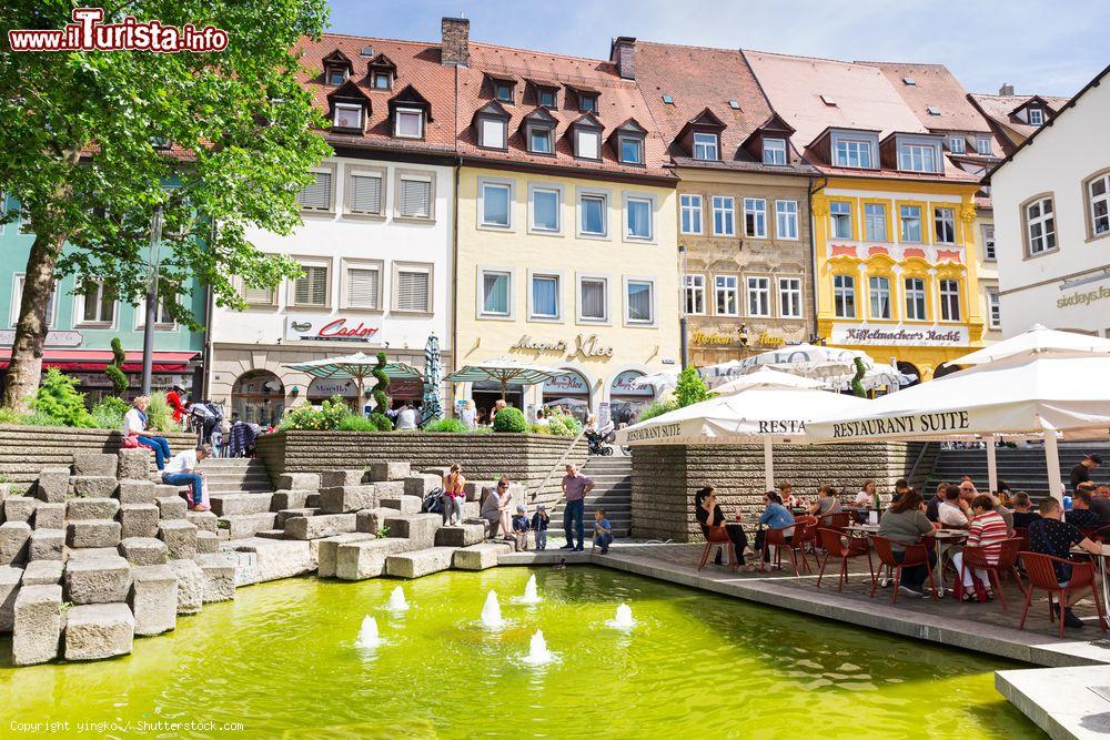 Immagine Ristoranti e negozi nei pressi della fontana di piazza Obstmarkt a Bamberga, Germania - © yingko / Shutterstock.com