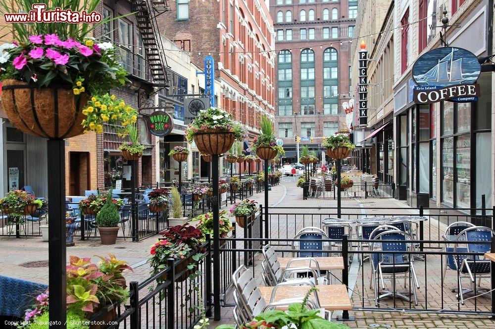 Immagine Ristoranti nel centro storico di Cleveland, Ohio, USA. Questa città rappresenta la seconda più grande area urbana del paese con oltre 2 milioni di abitanti - © Tupungato / Shutterstock.com