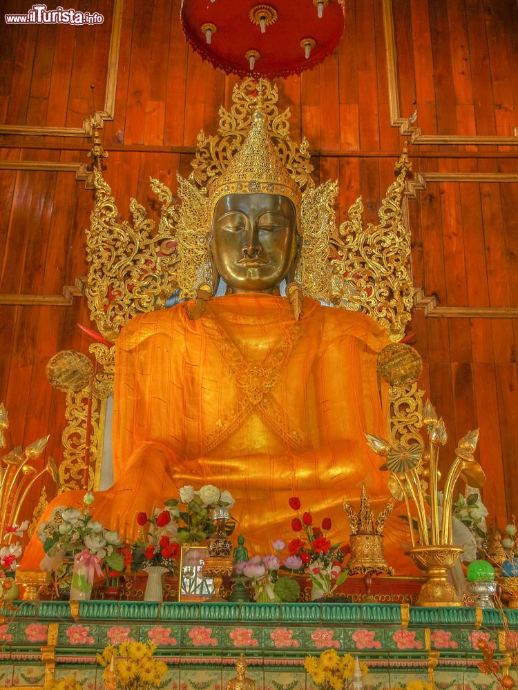 Immagine Il ritratto di Phra Chao Plalakaeng (Phra Mahamuni) a Wat Hua Wiang, Mae Hong Son, nel nord della Thailandia. Questo tempio, che risale alla seconda metà del XIX° secolo, ospita al suo interno una statua del Buddha seduto in tipico stile del Myanmar.