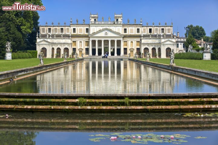 Immagine Riviera del Brenta: visita a Villa Pisani di Stra, una delle Ville Venete più famose - © Fulcanelli / Shutterstock.com