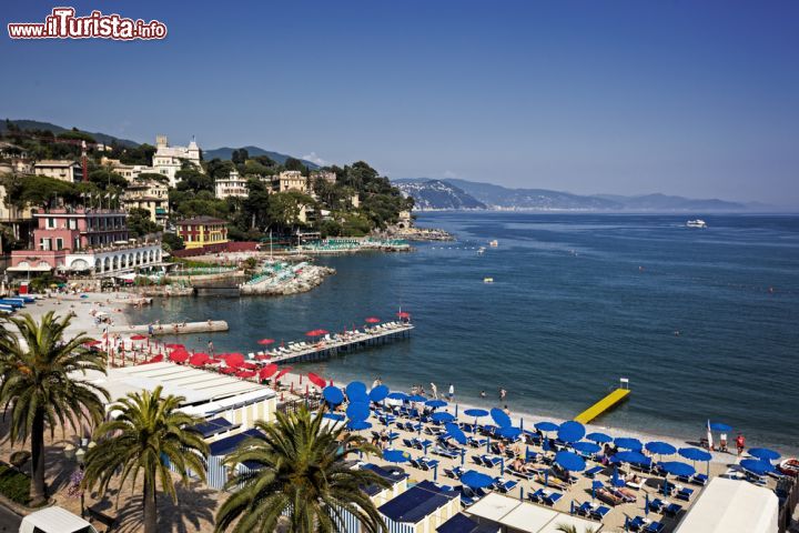 Immagine Stabilimenti balneari sulla Riviera di Levante: siamo a Santa Margherita Ligure, tra Rapallo e Portofino - © Robyn Mackenzie / Shutterstock.com