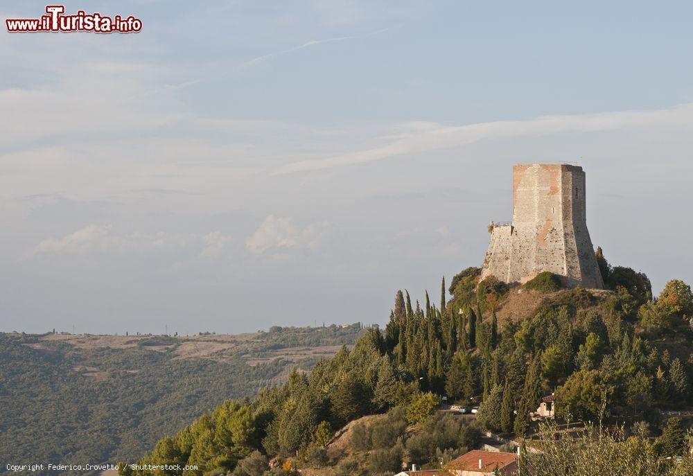 Immagine L'inconfondibile sagoma della Rocca di Tentennano domina il borgo di Rocca d'Orcia, frazione di Castiglione d'Orcia (Siena) - © Federico.Crovetto / Shutterstock.com