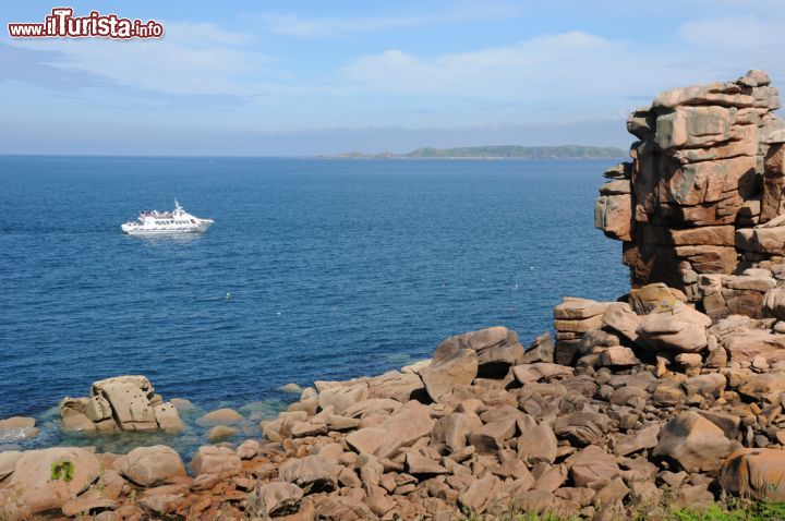 Immagine Rocce di granito rosa sulla costa di Ploumanac'h, Francia. Sono proprio le formazioni rocciose erose e modellate da vento e acqua a dare il nome a questo famoso tratto di costa nel nord del paese 