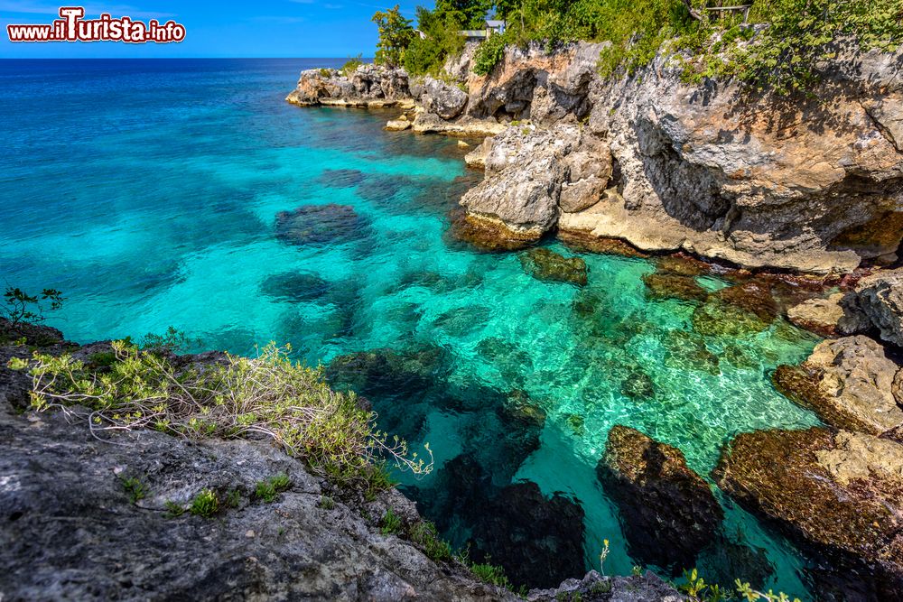 Immagine Rocce e acqua turchese nei pressi delle scogliere di Negril, Giamaica. Quest'isola è un vero e proprio paradiso naturale dei Caraibi.