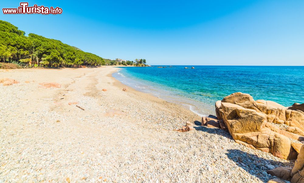 Immagine Rocce e ciottoli sulla spiaggia di Santa Maria Navarrese in Sardegna