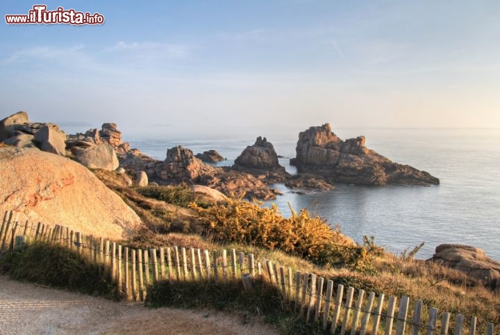 Immagine Le rocce della costa Bretone nei pressi di Ploumanac'h - © captblack76 / iStockphoto LP.