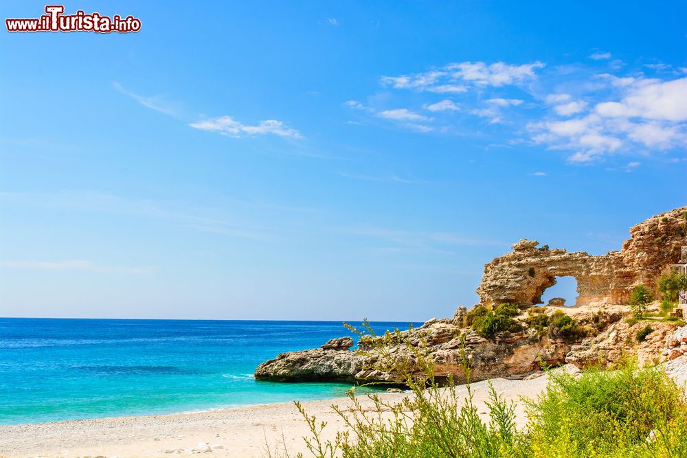 Immagine Rocce spettacolari in una delle spiagge di Dhermi in Albania