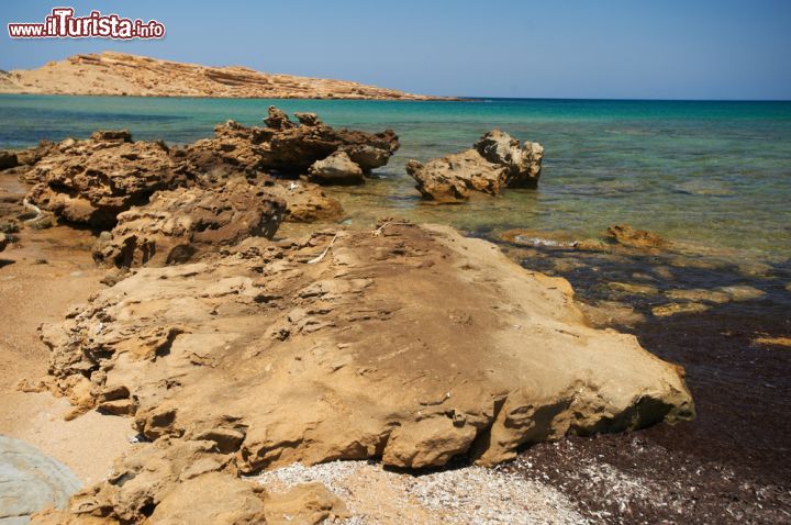 Immagine Formazioni vulcaniche sulla spiaggia di Faraklo a Lemnos, Grecia - E' uno dei tratti più spettacolari della costa di quest'isola che si presenta con rocce dalle forme più bizzarre: affascinante e autentica, Lemnos ospita spiagge superbe con paesaggi incontaminati © vlas2000 / Shutterstock.com