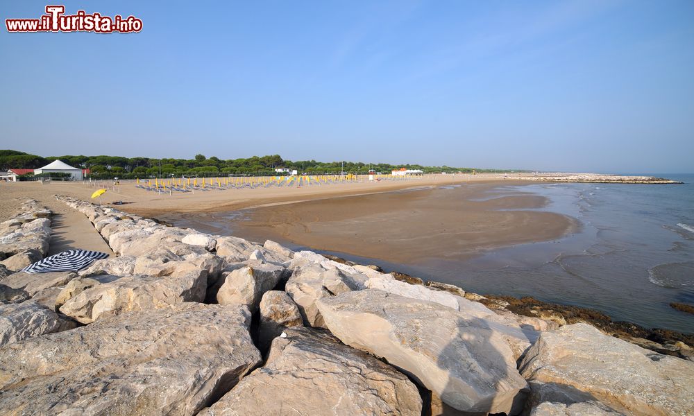 Immagine Rocce sulla spiaggia nei pressi di Jesolo, Veneto. La sabbia chiara, quasi ambrata, di queste spiagge deriva dallo smantellamento delle rocce dolomitiche trasportate dal bacino idrografico del fiume Piave.