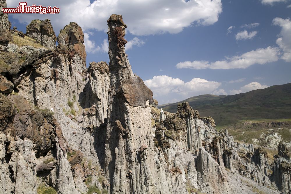 Immagine Rocce vulcaniche lungo il fiume Killigin, Nigde, Turchia.