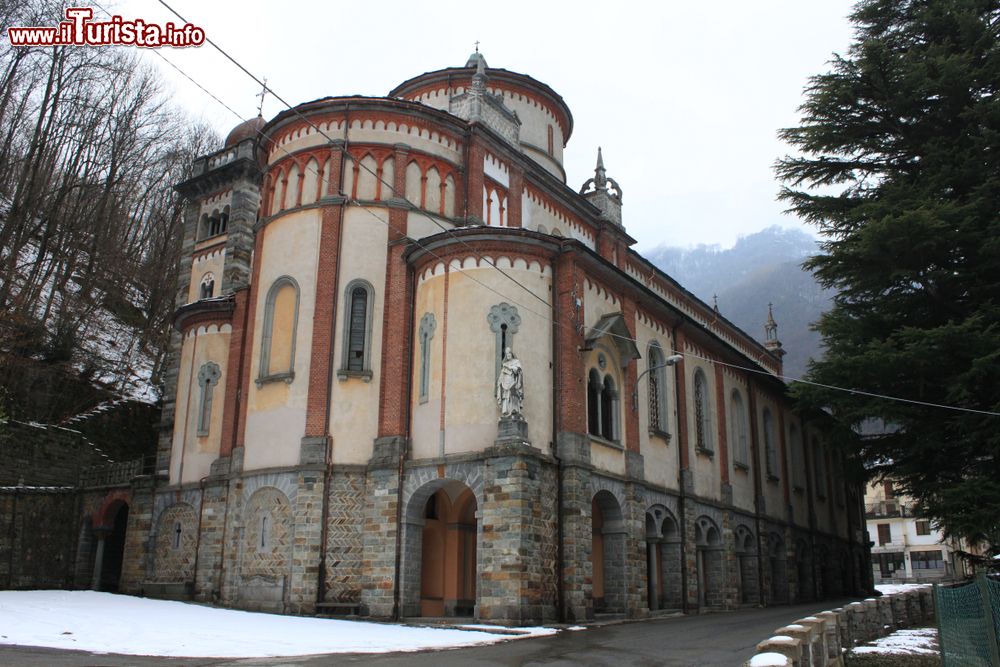 Immagine Rosazza, provincia di Biella, con la neve: uno scorcio della chiesa in inverno.