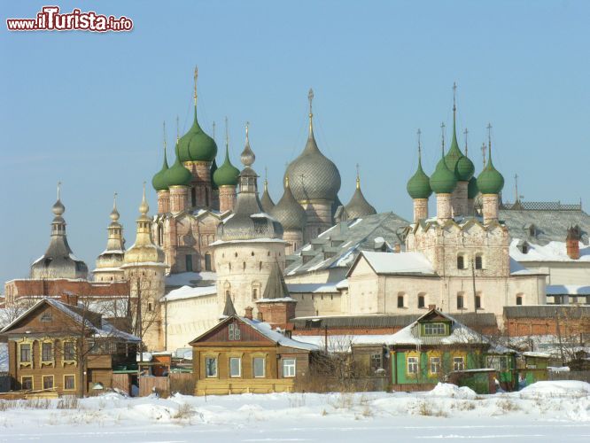 Immagine Veduta innevata del Cremlino di Rostov Velikij, Russia - Pianta rettangolare circondata da possenti mura bianche intervallate da torri per il Cremlino di Rostov "la grande" che ospita palazzi fastosi e edifici religiosi finemente decorati e affrescati. In questa immagine, una bella veduta invernale sulle cupole della città russa © Ovchinnikova Irina / Shutterstock.com