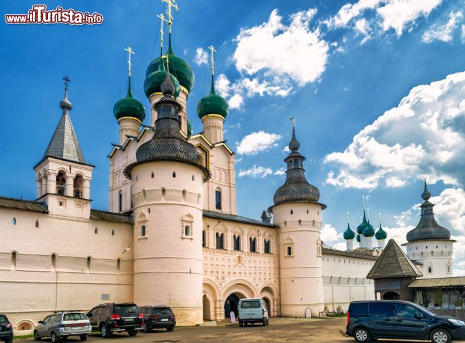 Immagine Cremlino di Rostov Velikij, Russia - Visibile praticamente da ogni parte della città, il Cremlino di Rostov è il centro storico di questa località russa: sopra le mura sono stati creati dei passaggi che permettono di percorrere tutta la fortezza ammirandone gli edifici che la compongono. Gli accessi al Cremlino sono due: uno, il principale, attraverso la chiesa di San Giovanni il Teologo e l'altro, laterale, dalla chiesa Uspenskij © Viacheslav Lopatin / Shutterstock.com