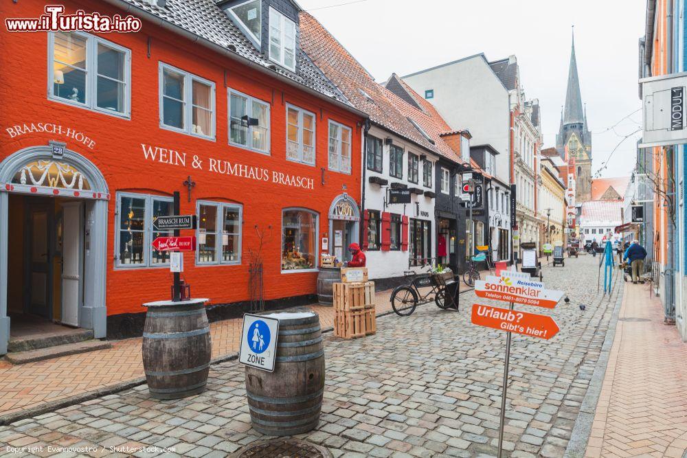 Immagine La Wein & Rumhaus Braasch è un negozio e museo in cui si possono assaggiare vini e rum d’importazione. Si trova in Rote Straße, nel centro di Flensburg - © Evannovostro / Shutterstock.com