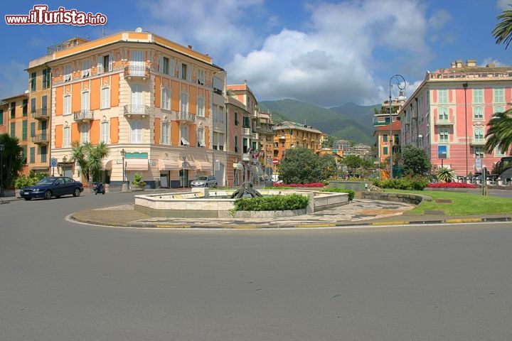 Immagine La fontana del polpo: un popolare punto di ritrovo a Rapallo - Piazza G.B. Pastene, che possiamo vedere nella foto, è ormai da tempo un popolare punto di ritrovo per i rapallesi, i quali proprio da qui, possono dirigersi verso il lungomare, verso il centro storico o verso il castello. Una posizione invidiabile dunque, quella di questa graziosa piazza, nota per la pittoresca Fontana del Polpo, opera dello scultore Italo Primi, considerata da molti, uno dei simboli della città.  - © Giancarlo Liguori / Shutterstock.com