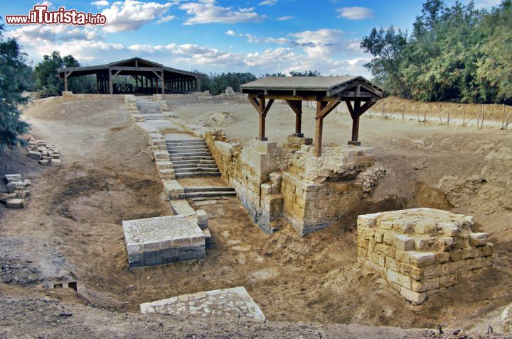 Immagine Le rovine archeologiche di Betania, il sito del Battesimo di Gesù in Giordania - © Peter Zaharov / Shutterstock.com