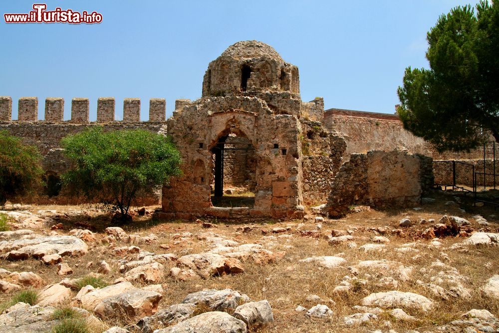 Immagine Rovine bizantine del castello di Alanya, Turchia. Questa imponente fortezza è stata costruita sui resti di precedenti insediamenti romani e bizantini. Sorge a 250 metri sul livello del mare ed è visitabile.
