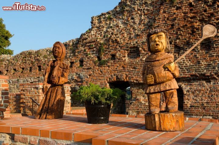 Immagine Rovine del Castello dei Cavalieri Teutonici a Torun, Polonia. Sculture in legno nel cortile dell'antico castello, unod ei primi ad essere costruito nella storica Terra di Chelmno - © MagMac83 / Shutterstock.com