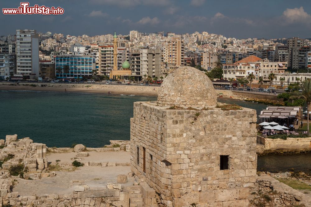 Immagine Rovine del Castello del Mare di Sidone, LIbano. Oggi questa fortezza è costituita principalmente da due torri collegate da un muro.