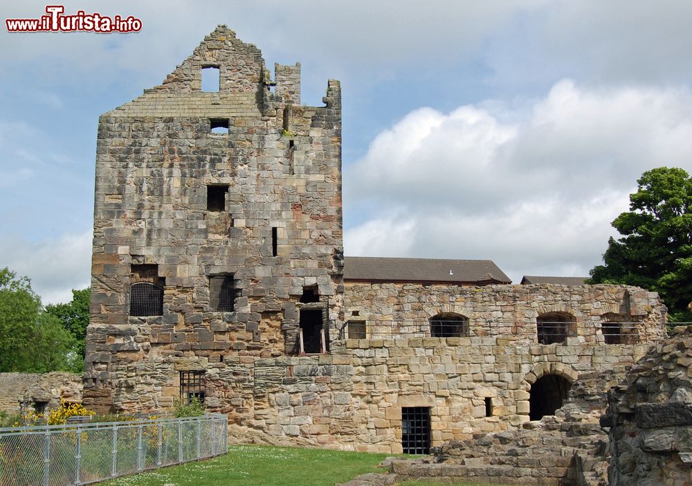 Immagine Le rovine del castello di Ravenscraig nei pressi di Kirkcaldy, Scozia, UK. Invaso dalle truppe britanniche di Oliver Cromwell nel corso del XVII° secolo, il castello subì gravi danni che lo hanno lasciato nello stato attuale.