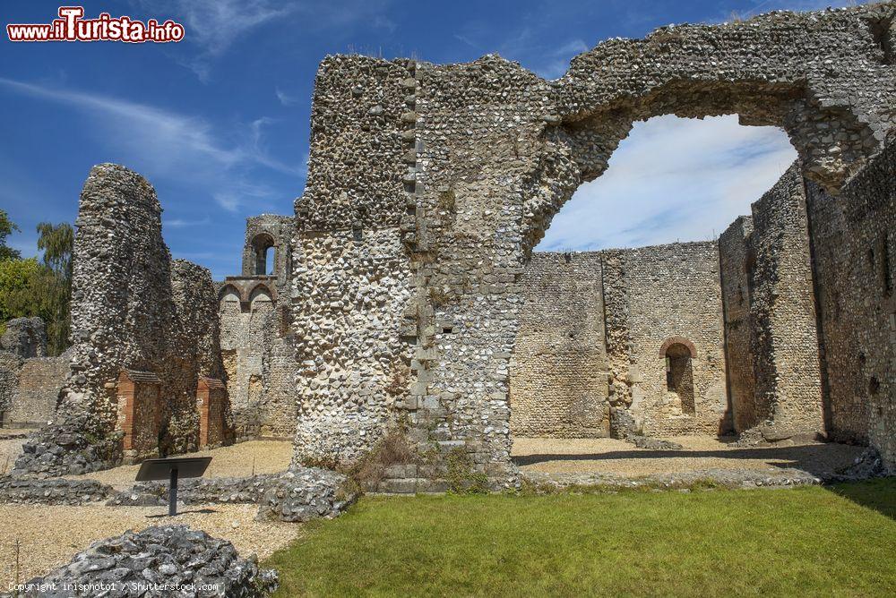 Immagine Le rovine del castello di Wolvesey a Winchester, Inghilterra. Secondo la leggenda questo castello deve il suo strano nome al capriccio di un re sassone che pretendeva di ricevere un tributo annuale di 300 teste di lupo (da wolf) - © irisphoto1 / Shutterstock.com