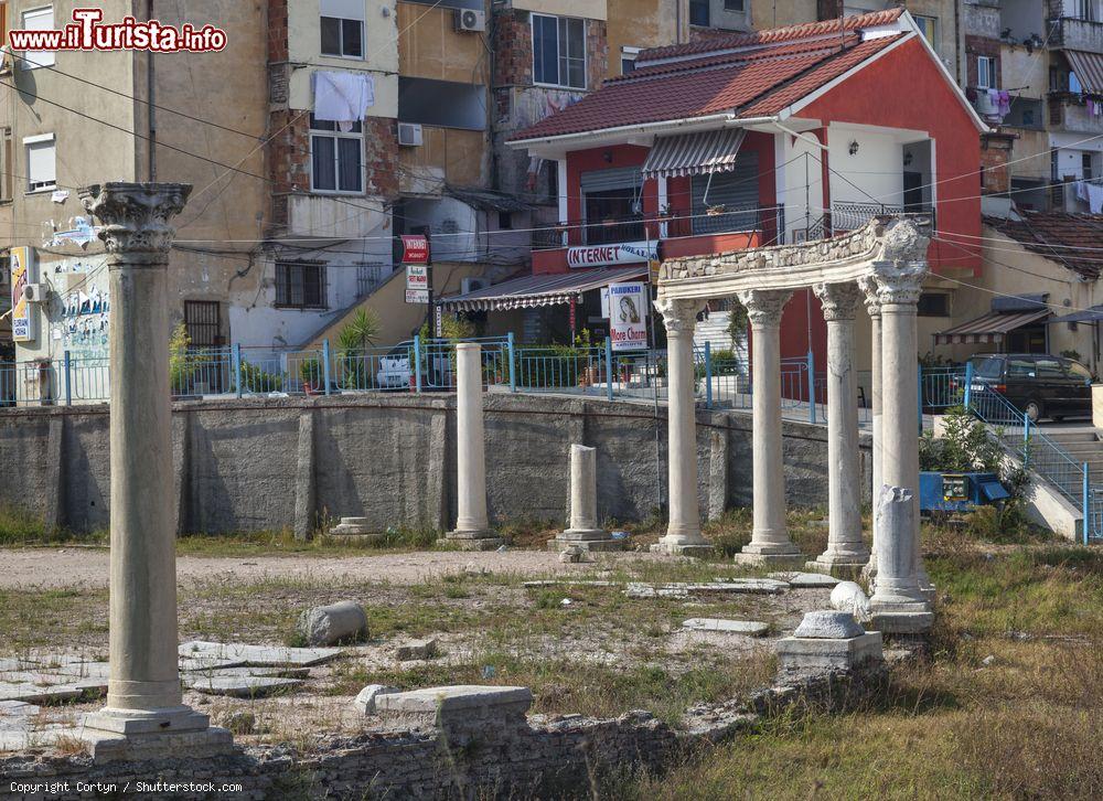 Immagine Rovine del foro romano a Durazzo, Albania. Una passeggiata per le vie della città ne fa emergere la ricca storia - © Cortyn / Shutterstock.com